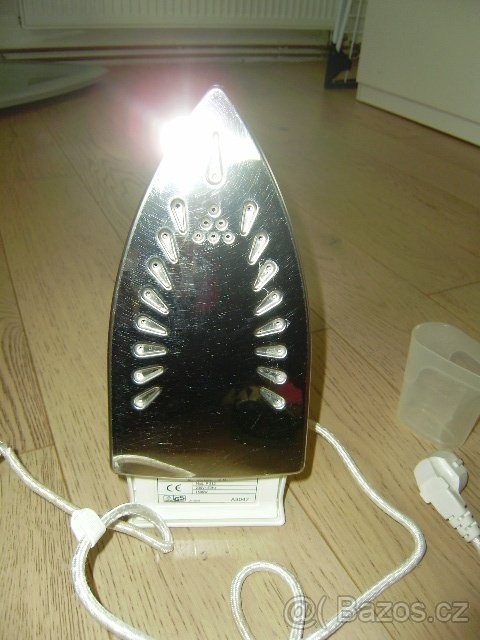 NAPAŘOVACÍ ŽEHLIČKA SOLAC P212 - 4