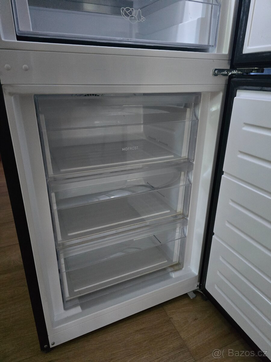 Exkluzívní černá skleněná lednice Electrolux - na opravu - 4