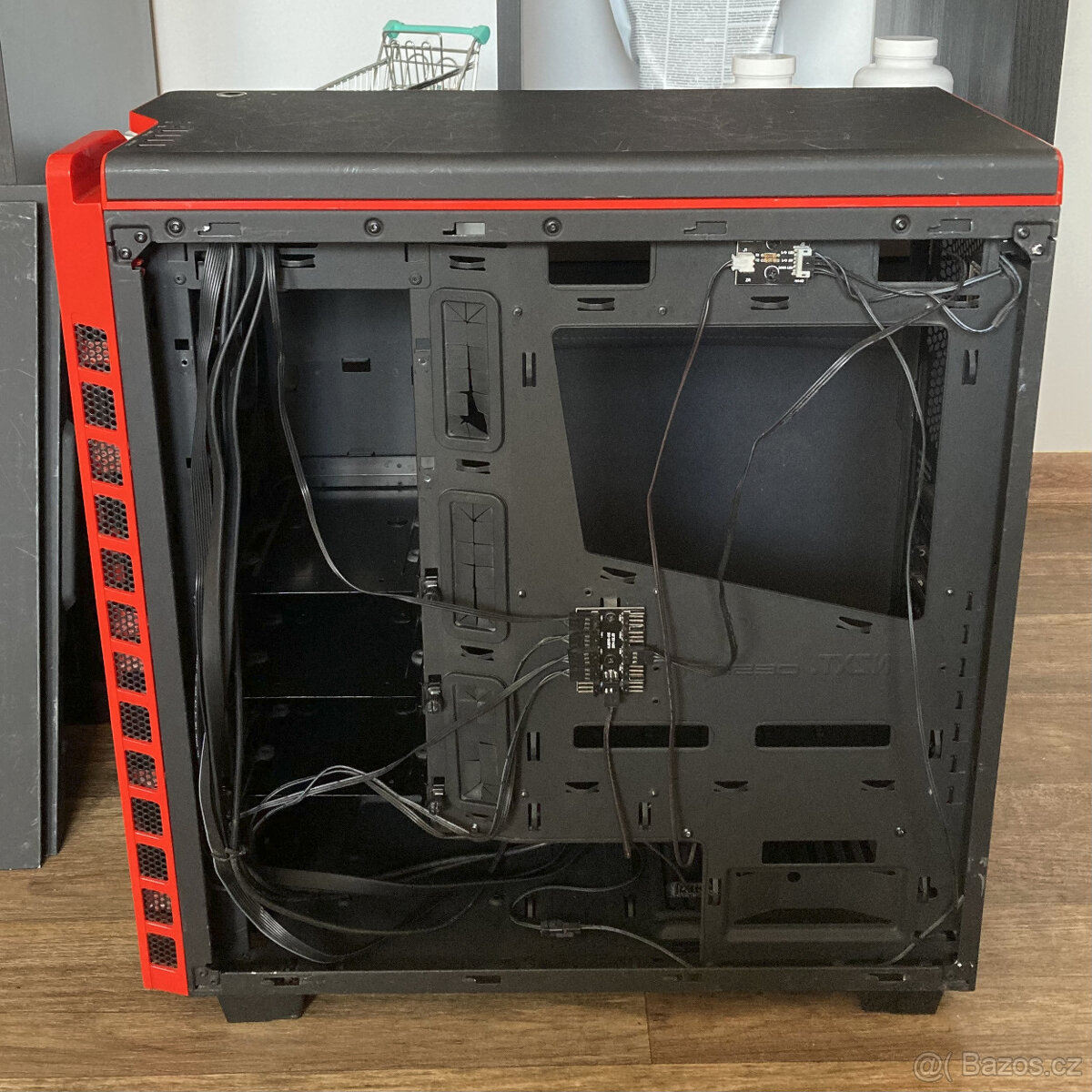Prostorná PC skříň NZXT H440 (černo-červená) - 4