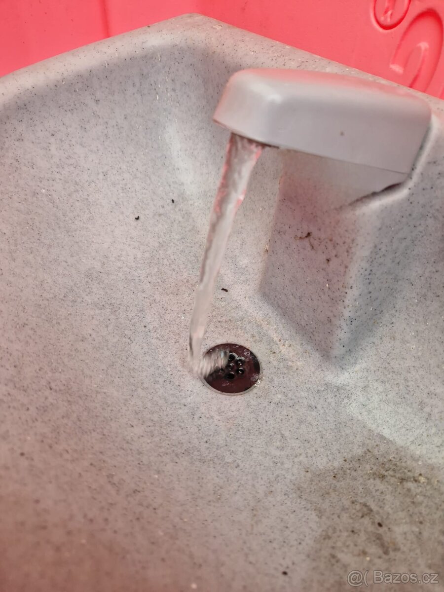 Mobilní wc s umyvadlem a vodou - 4