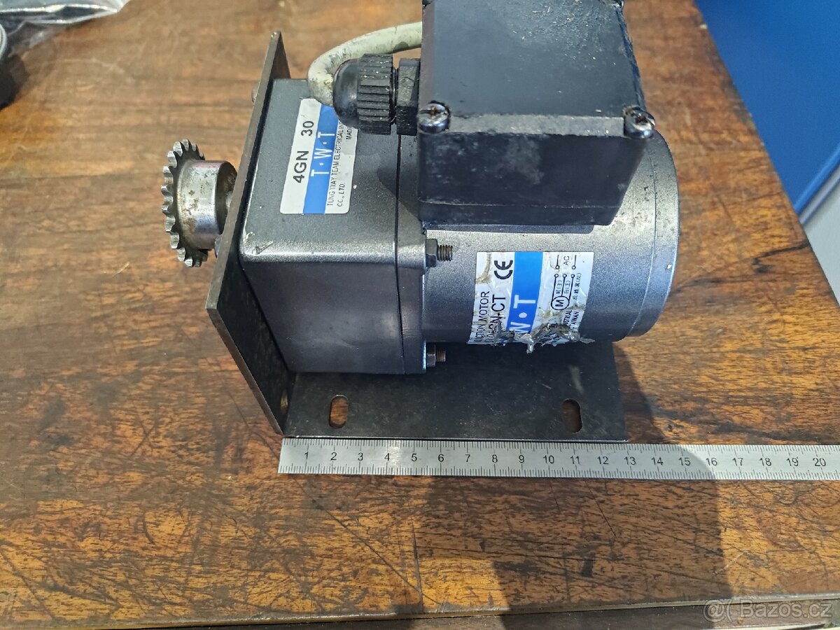 Malý elektromotor s převodovkou - 4