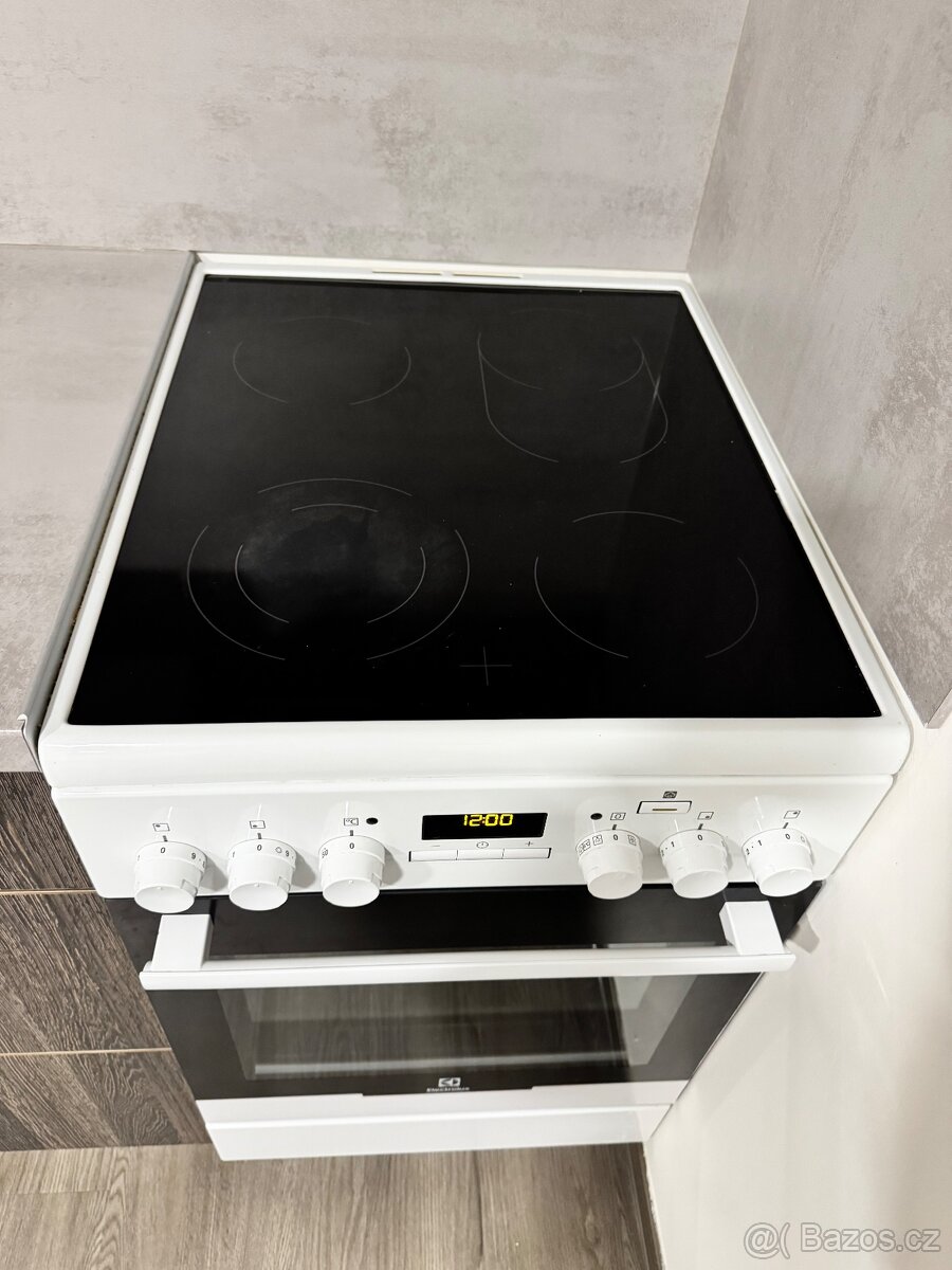 Prodej kuchyně s lednici a sporákem - 4