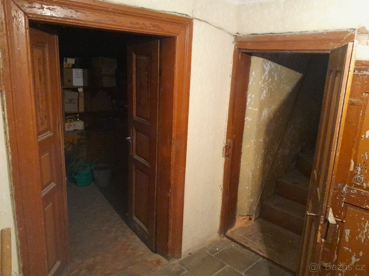 Soubor starožitných dřevěných dveří s futry - 4