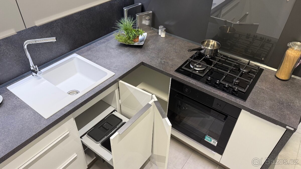 Nová kuchyňská linka Oresi rohová, z expozice. - 4