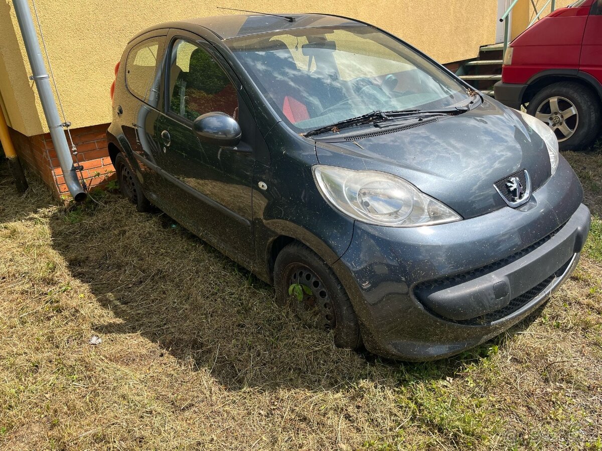 Prodám peugeot 107,AC,70.000km.Benzin,5-ti dveř.dovoz - 4