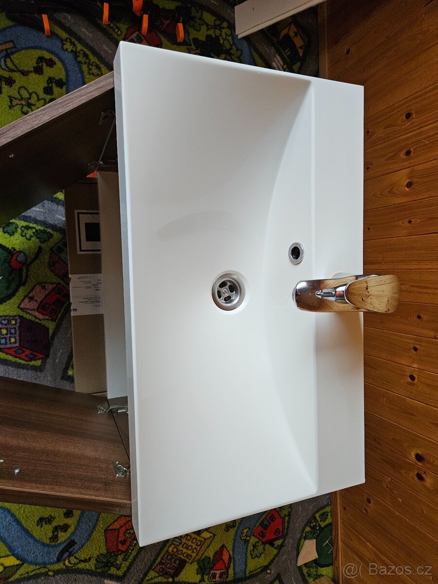 Koupelnová skříň s umyvadlem. - 4