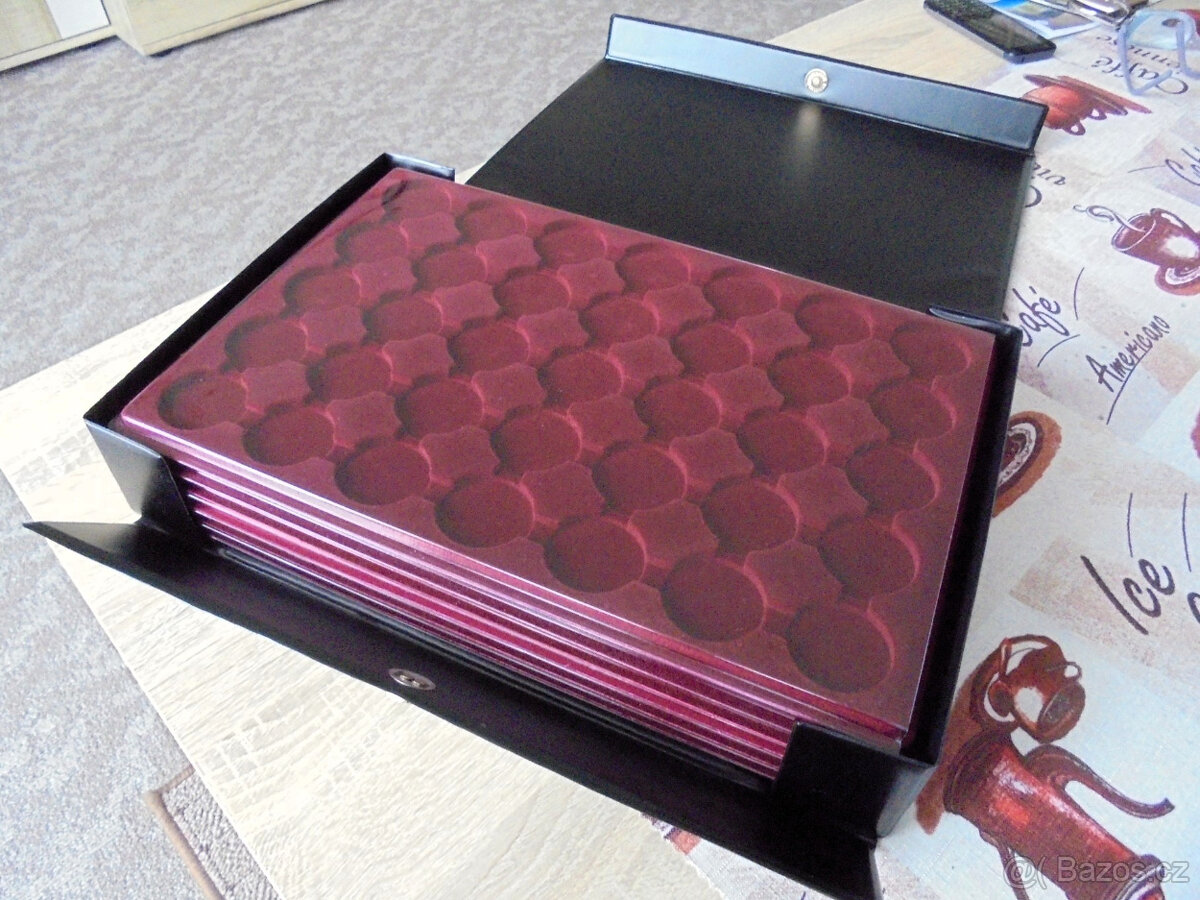 Kufřík a zásuvky na mince. - 4