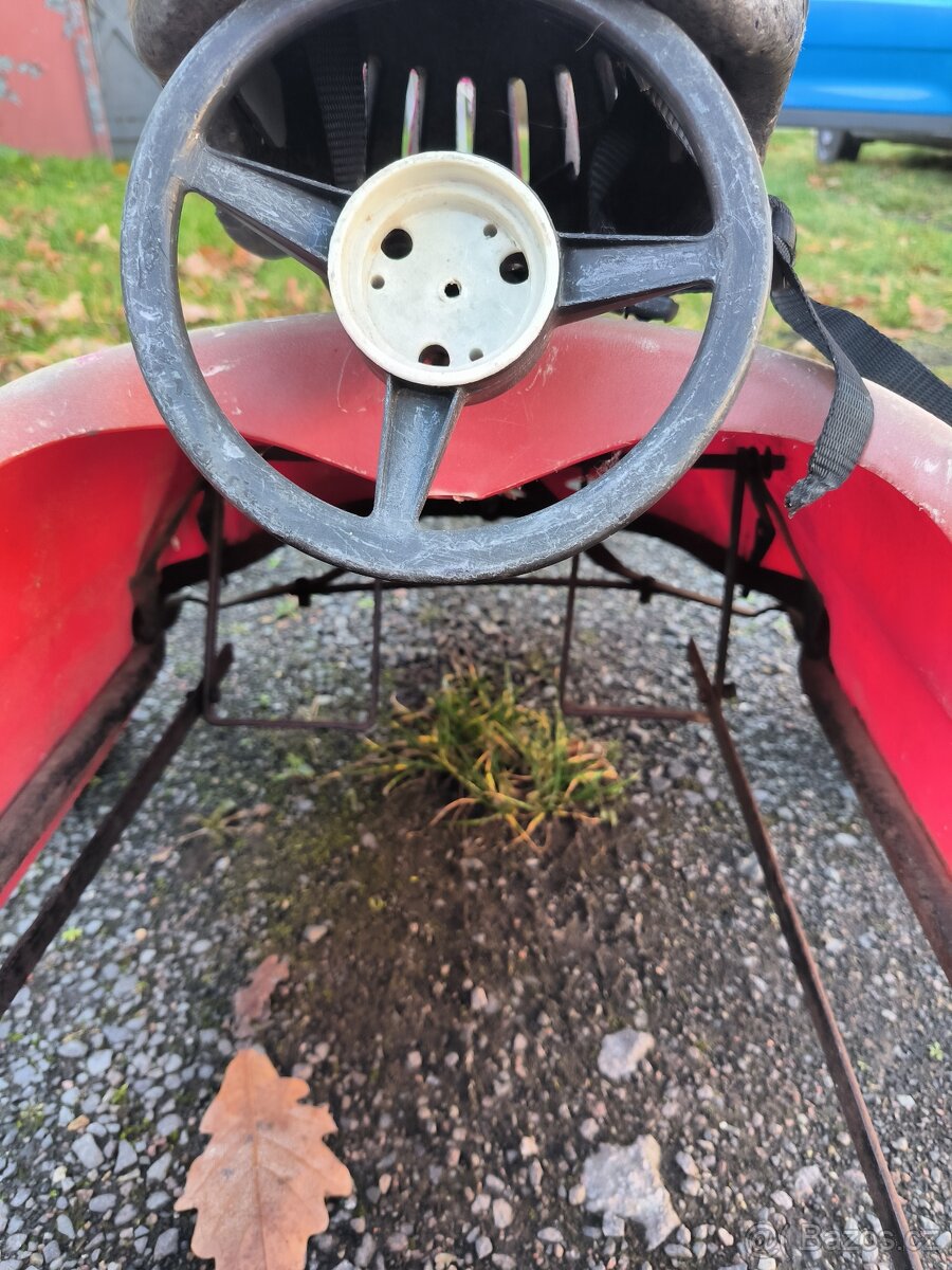 Šlapací autíčko značky Ferrari - 4