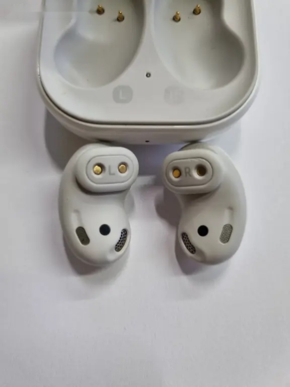 Bluetooth sluchátka Samsung Galaxy Buds Live - 4