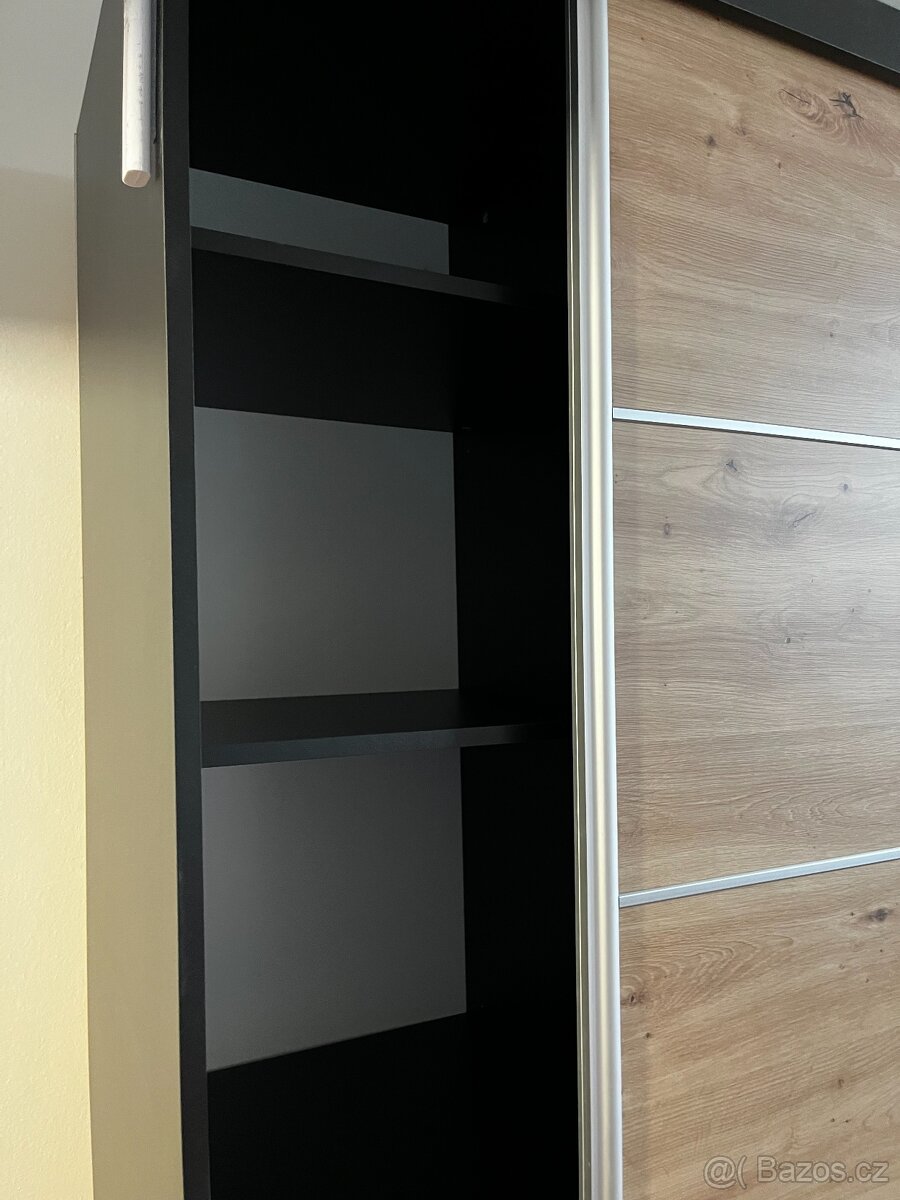 Velká šatní skříň se zrcadlem - 4