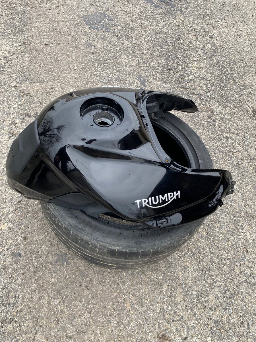 Triumph Tiger 800 nádrž - 4