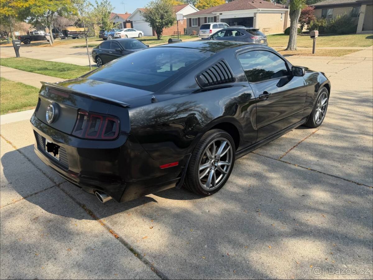 Ford Mustang GT - 4