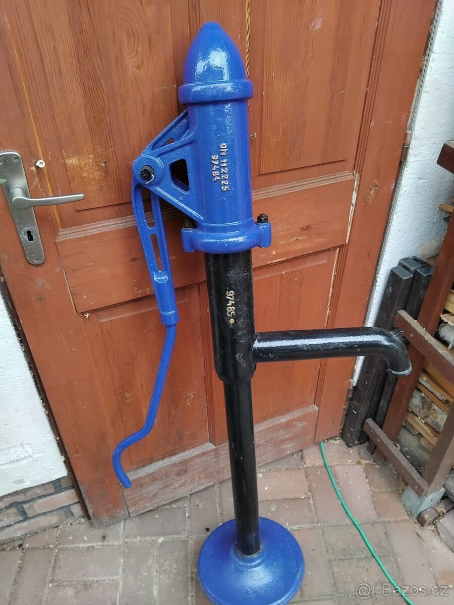 stará litinová pumpa - 4