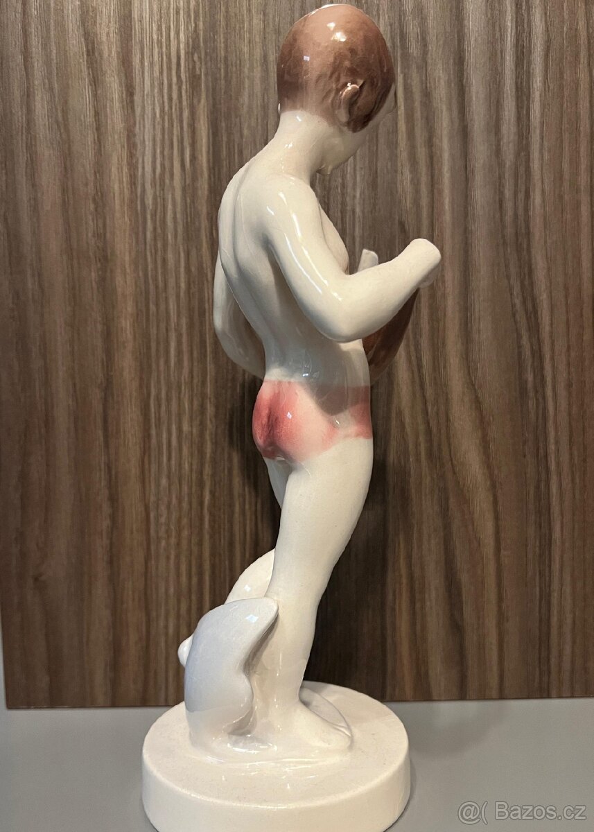 Soška Chlapec s lodičkou
- 4