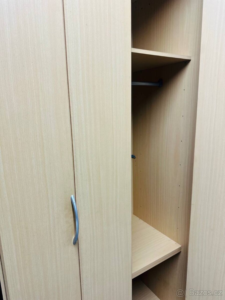 Šatní skříň – světlé dřevo - 4