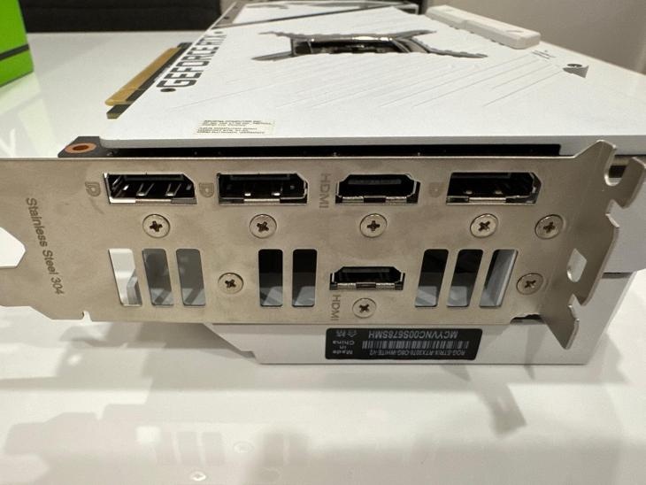 ASUS ROG STRIX RTX 3070 Bílá edice - 4