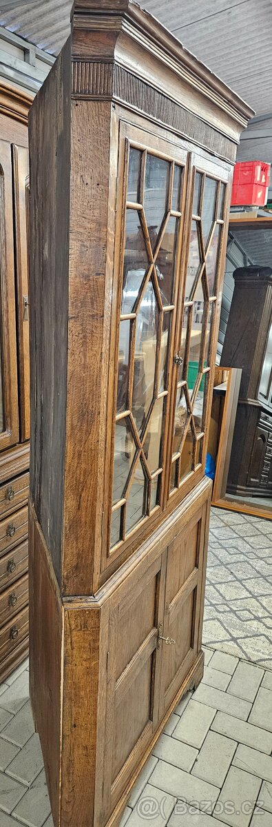 Rohová vitrína masiv - 4