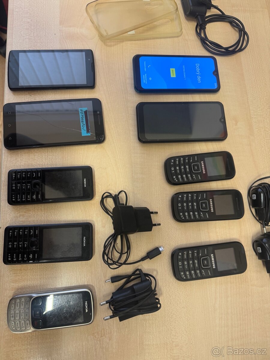 Mix mobilních telefonů (funkční / nefunkční / tlačítkové) - 4