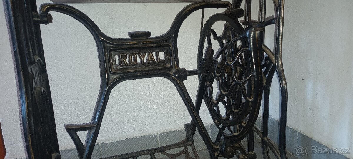 Prodám starožitný šicí stroj zn. ROYAL - 4