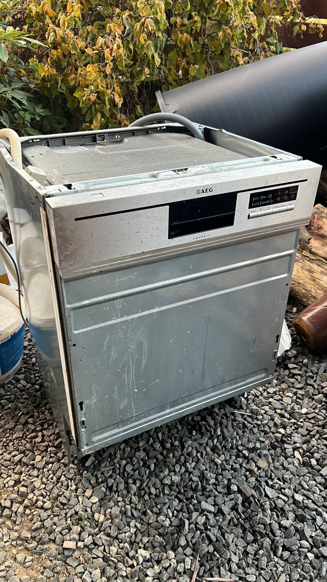 myčka AEG vestavná - 4