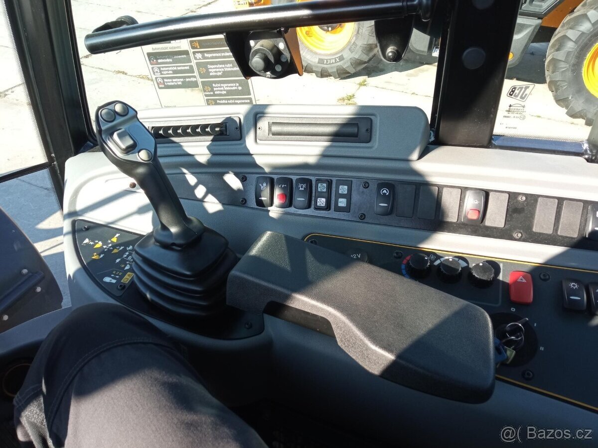 Kloubový nakladač JCB 407 AG - 4