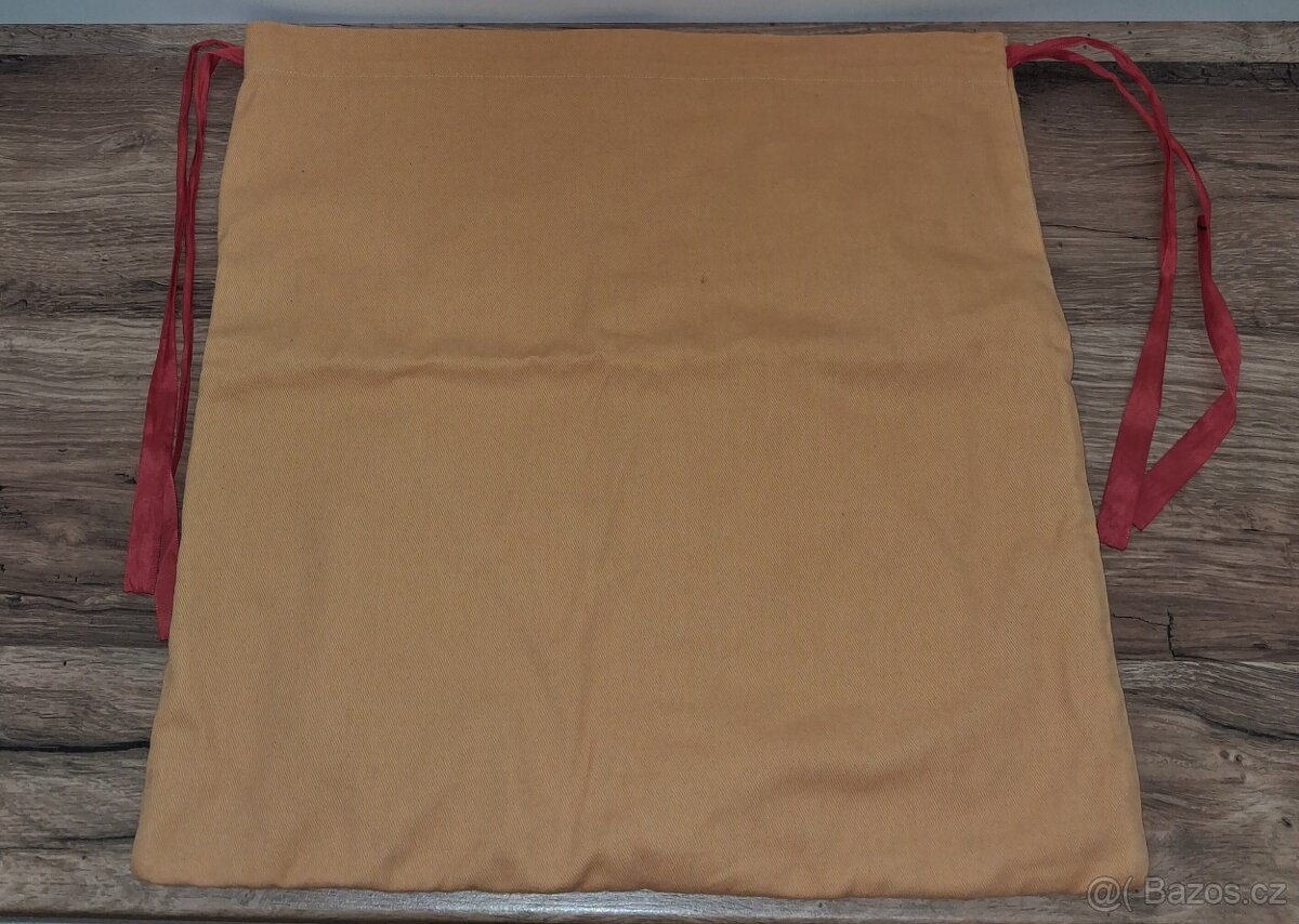 Školní kapsář na lavici - 4