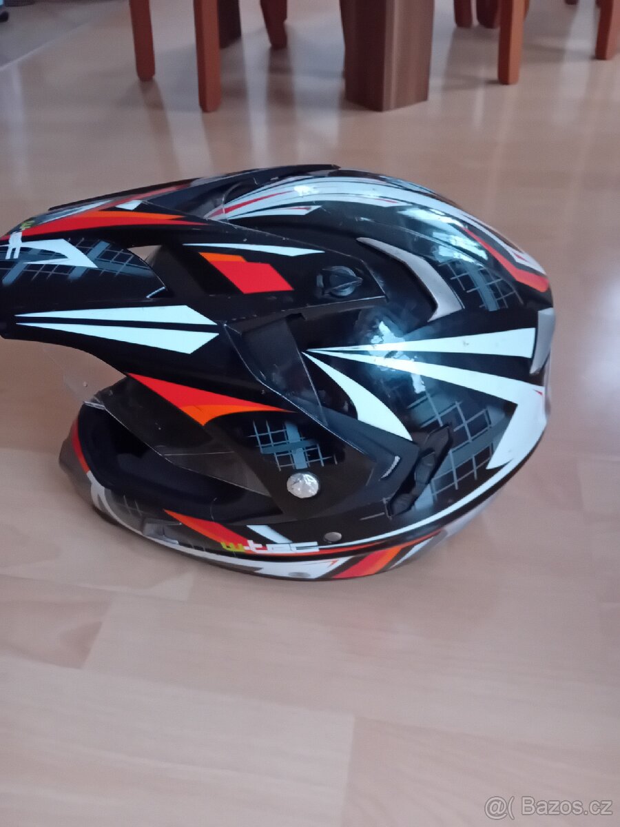 Motorkářská helma