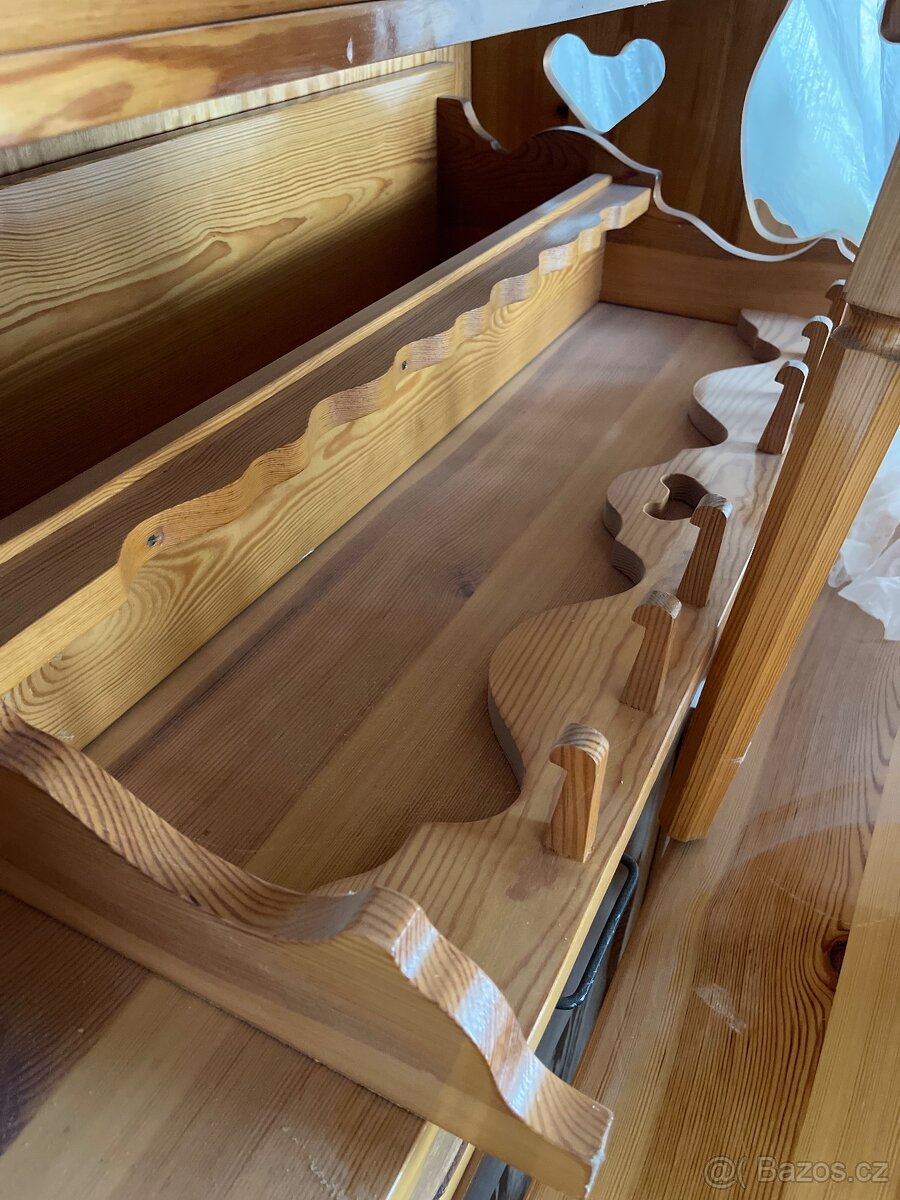 Rustikální jídelní kout a kredenc z masivu – modřin - 4