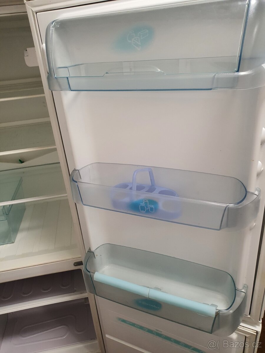 velká lednice Electrolux A+ s mrazákem dole - 4