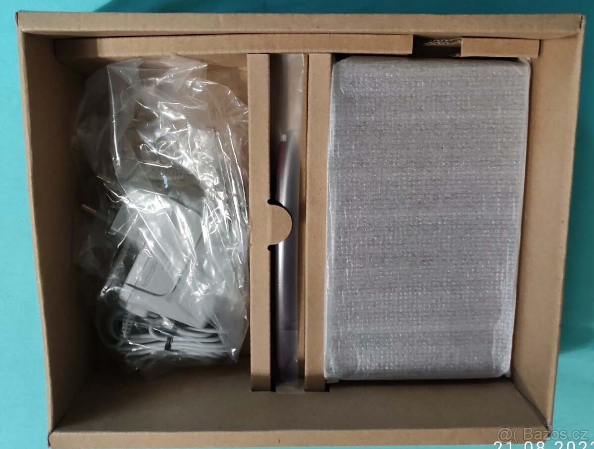 Nintendo DSi XL Red - 4