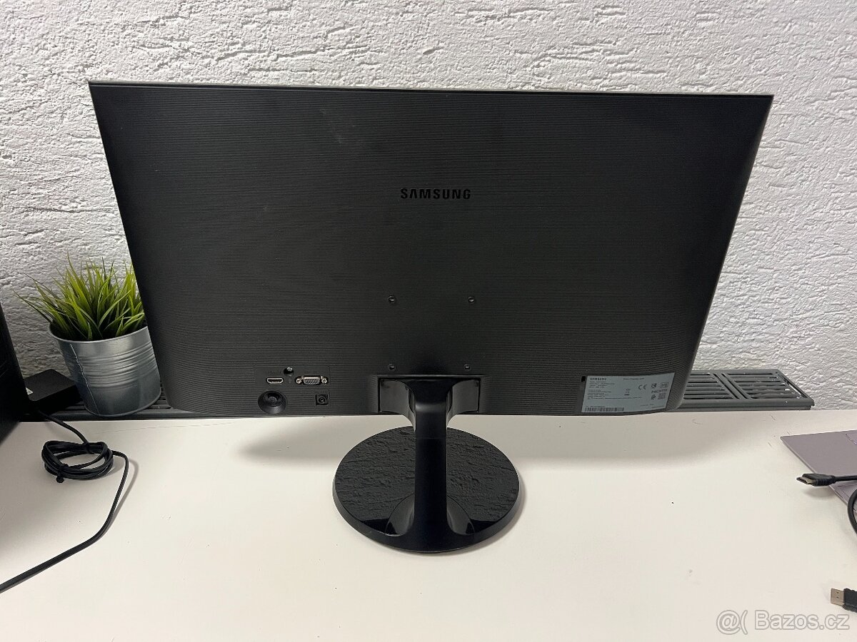 24" Samsung S24F350FHU - 4