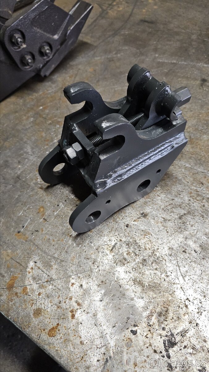 Rychloupínač pro čínský minibagr 1t - 4