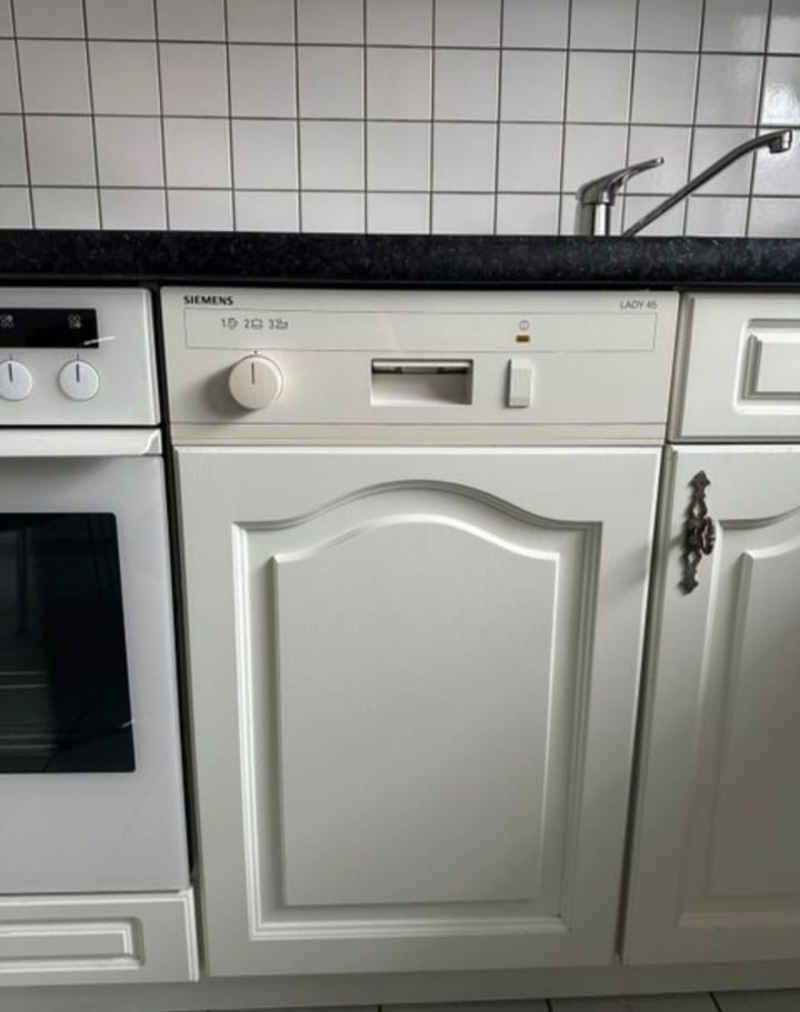 Kuchyně se spotřebiči a jídelním koutem,5789 - 4