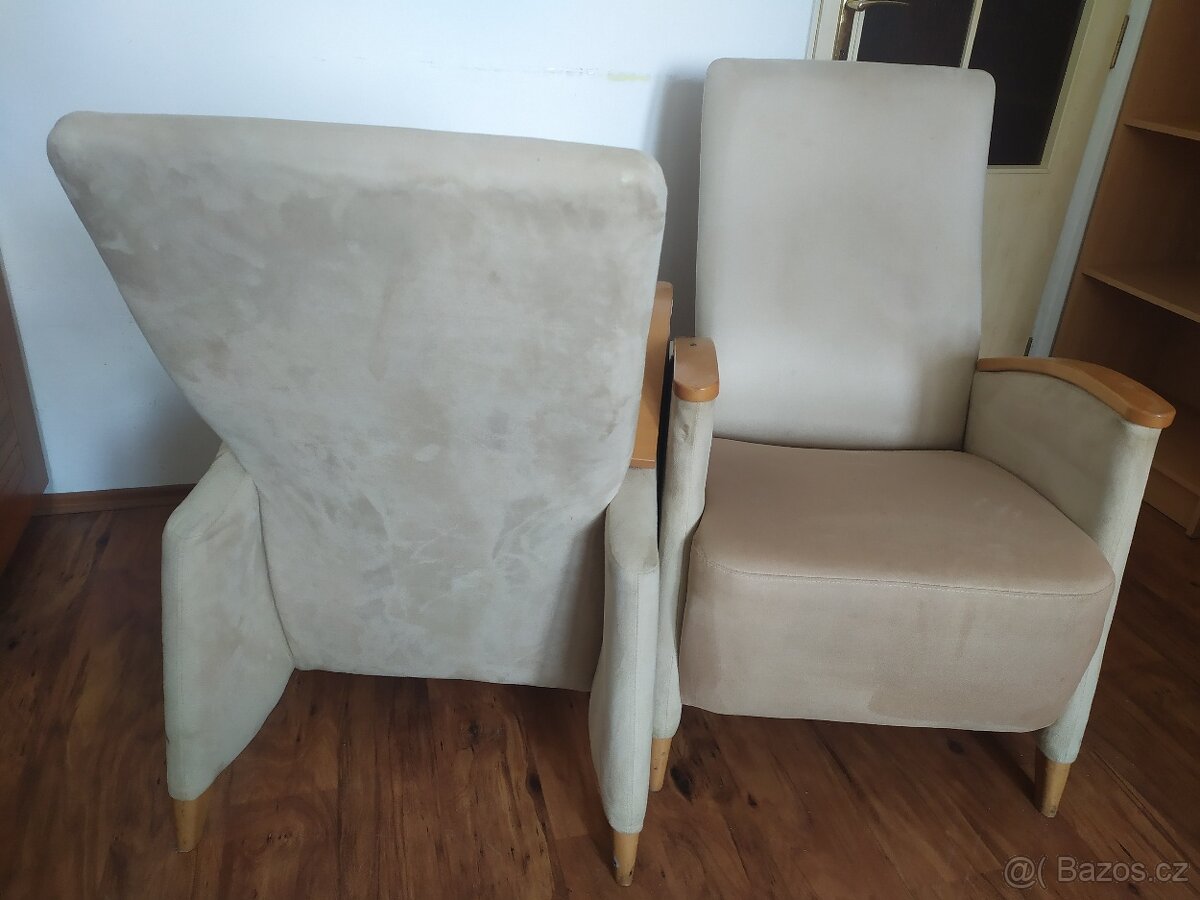 2 stejné pohodlné křesla - 4