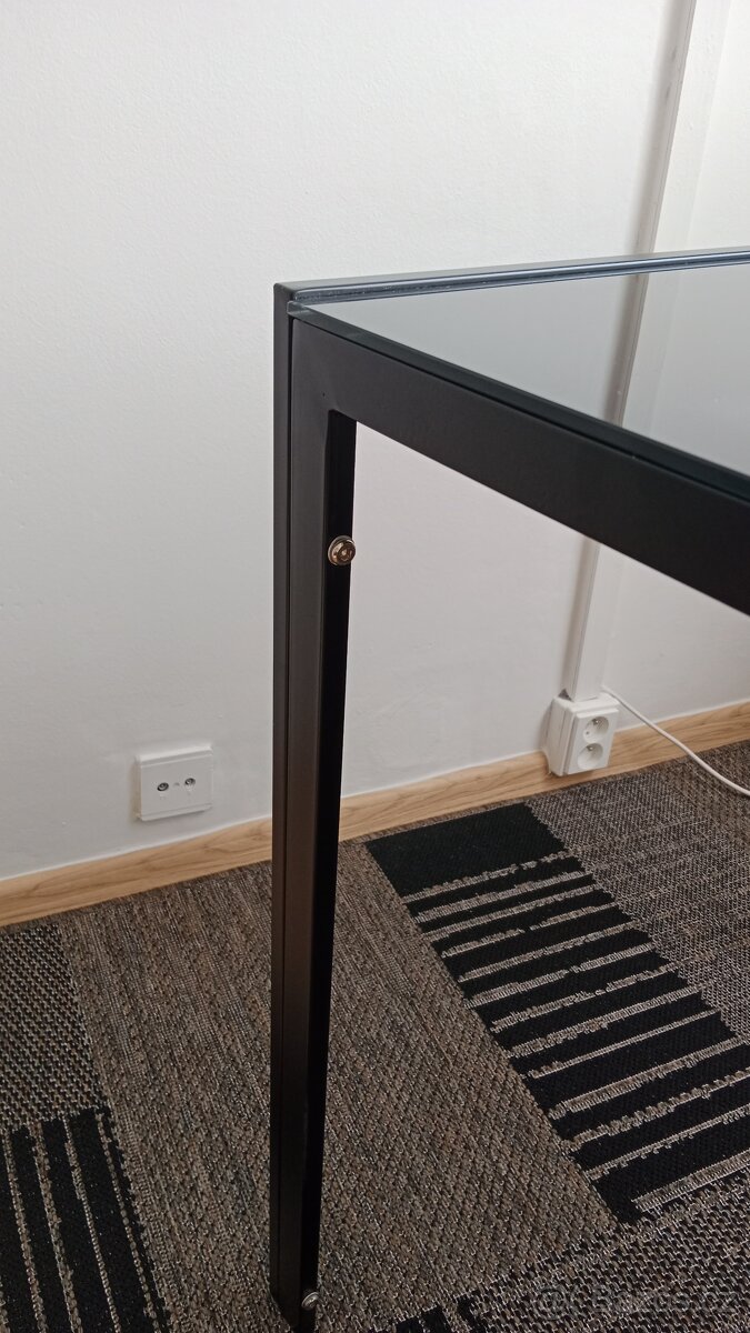 Skleněný jídelní stůl - 4