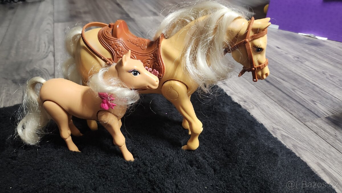 Kůň s hříbětem Barbie - 4