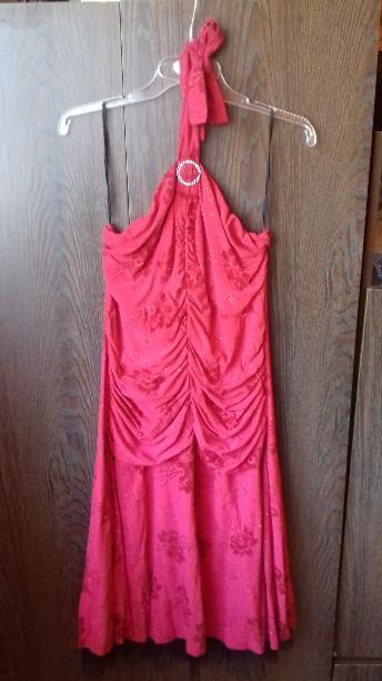 Prodám levně 2 pěkné téměř nové šaty, 1x nošené - 4