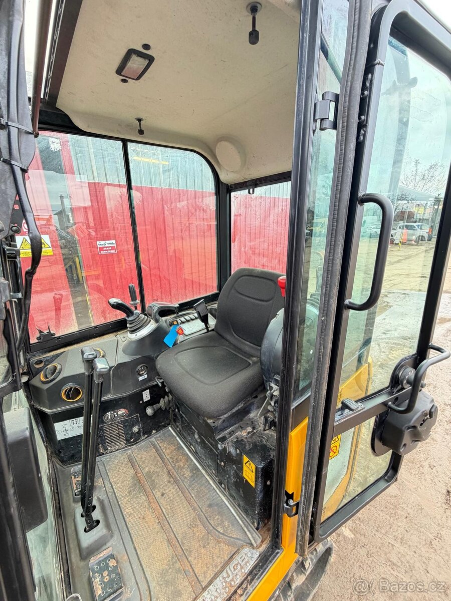 Pásový bagr JCB 16C-1 - 4