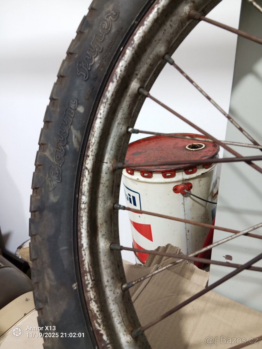 Jawa 250, 350 pérák zadní kolo s krasným pláštěm Barum Super - 4