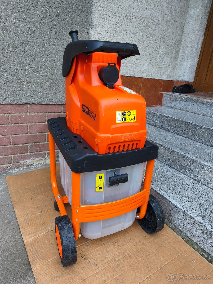 Prodám elektrický Zahradní drtič Powercut 2500.. - 4