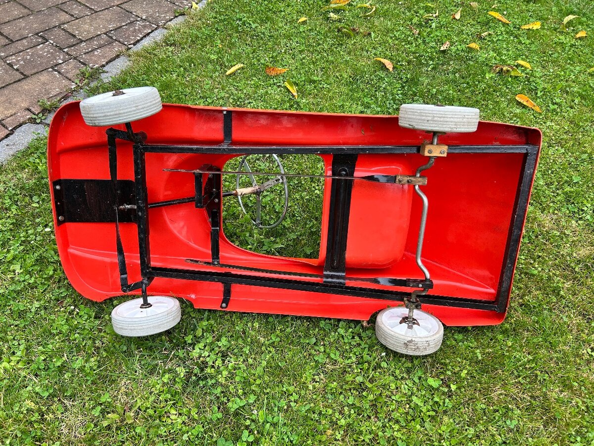 Šlapací autíčko historické červené - 4