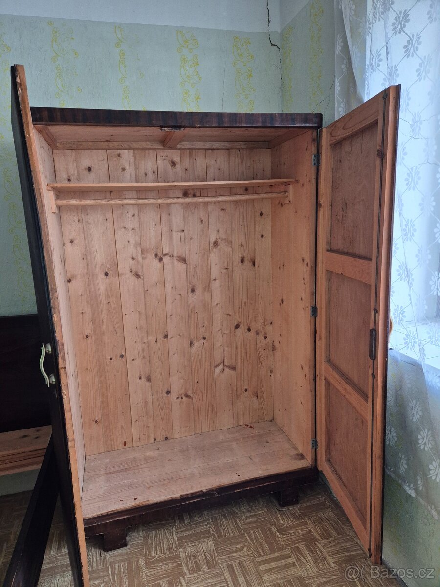 Zachovalá retro ložnice - skříně, postele, noční stolky - 4