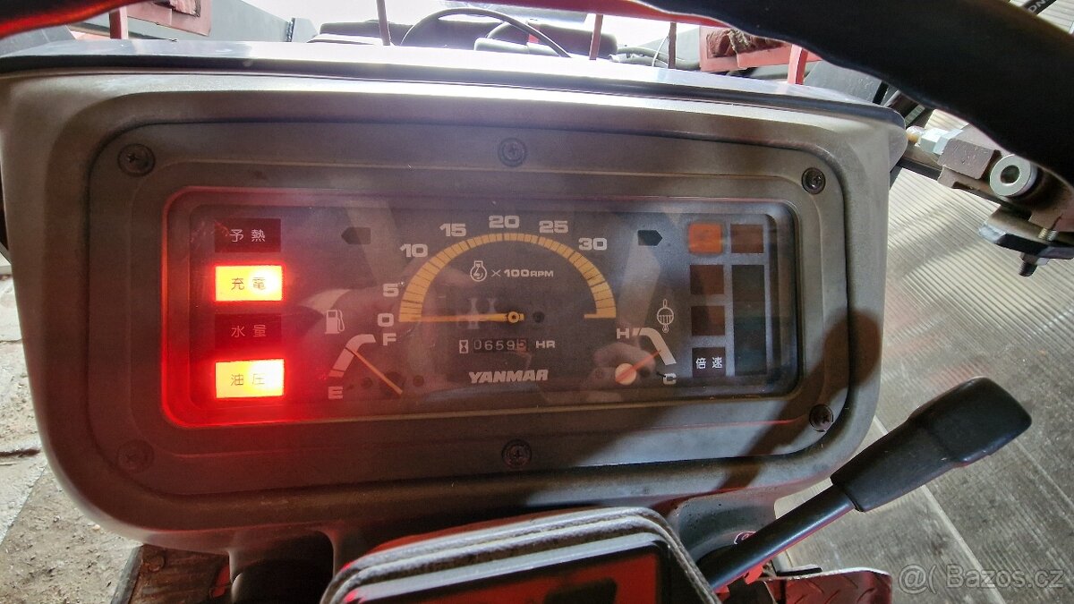 Malotraktor Yanmar s čelním nakladačem - 4