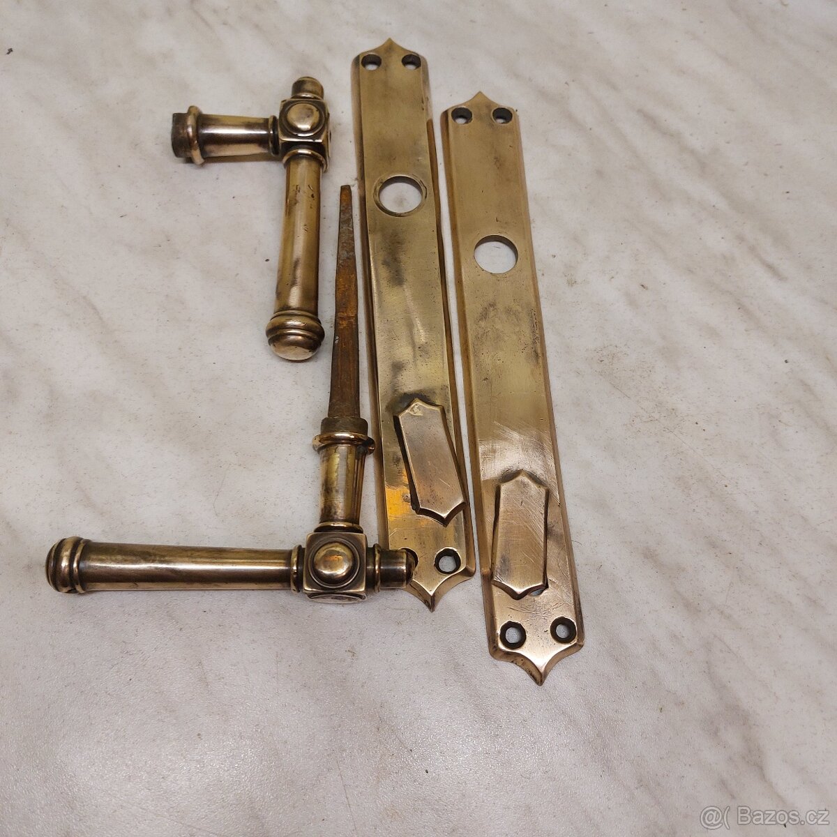 Staré mosazné kliky a štítky ke dveřím. - 4