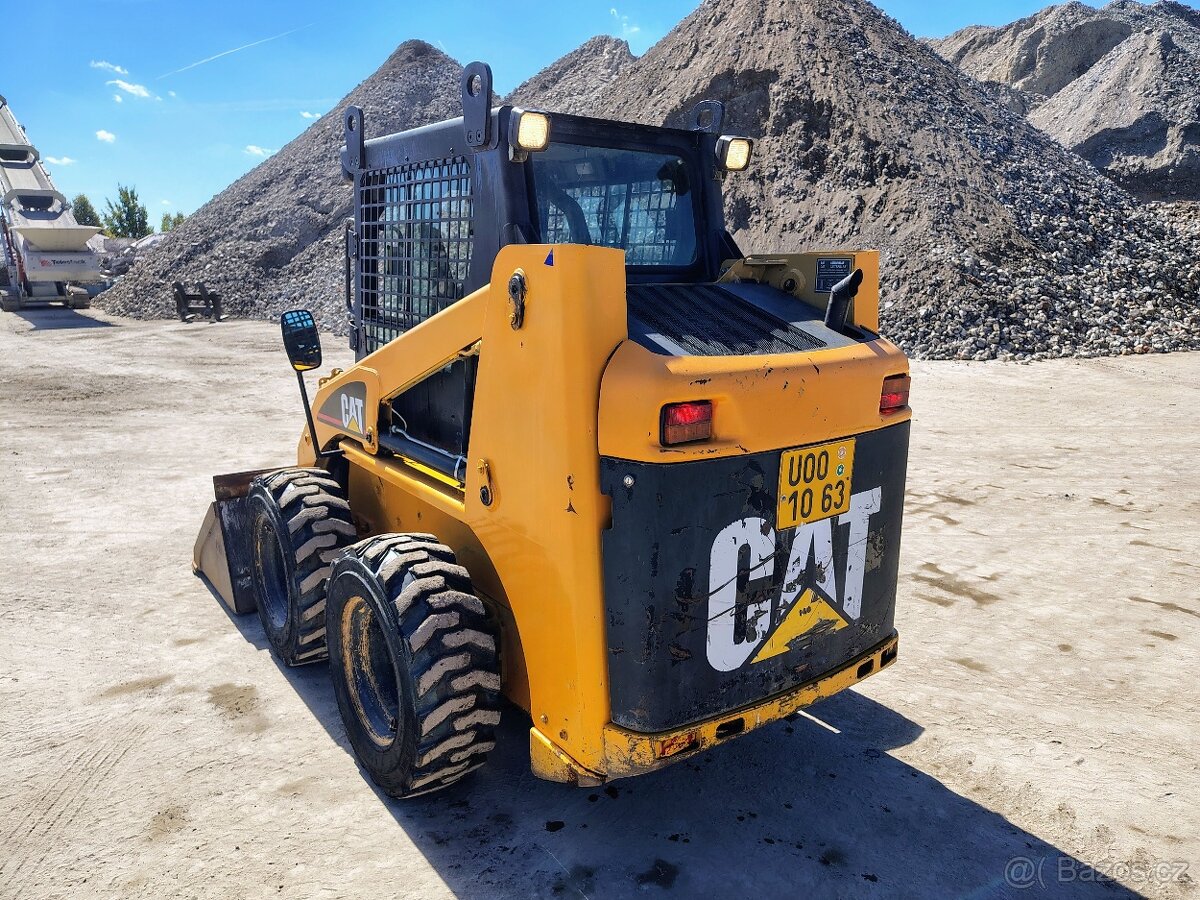 Nakladač CAT 226 - 4