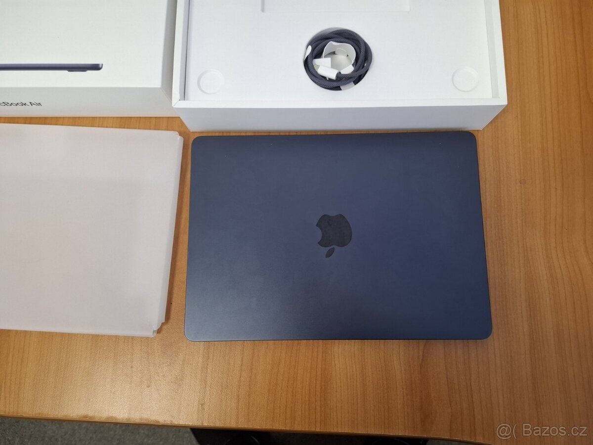 Macbook Air 13 palců M2 chip 8 GB RAM 256 SSD 330 cyklů - 4