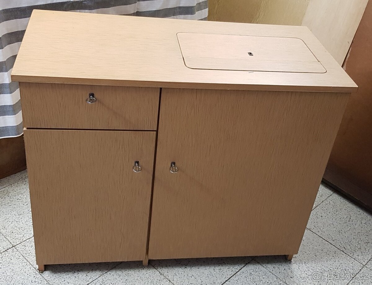 Starožitný šicí stroj SINGER + skříňka - 4