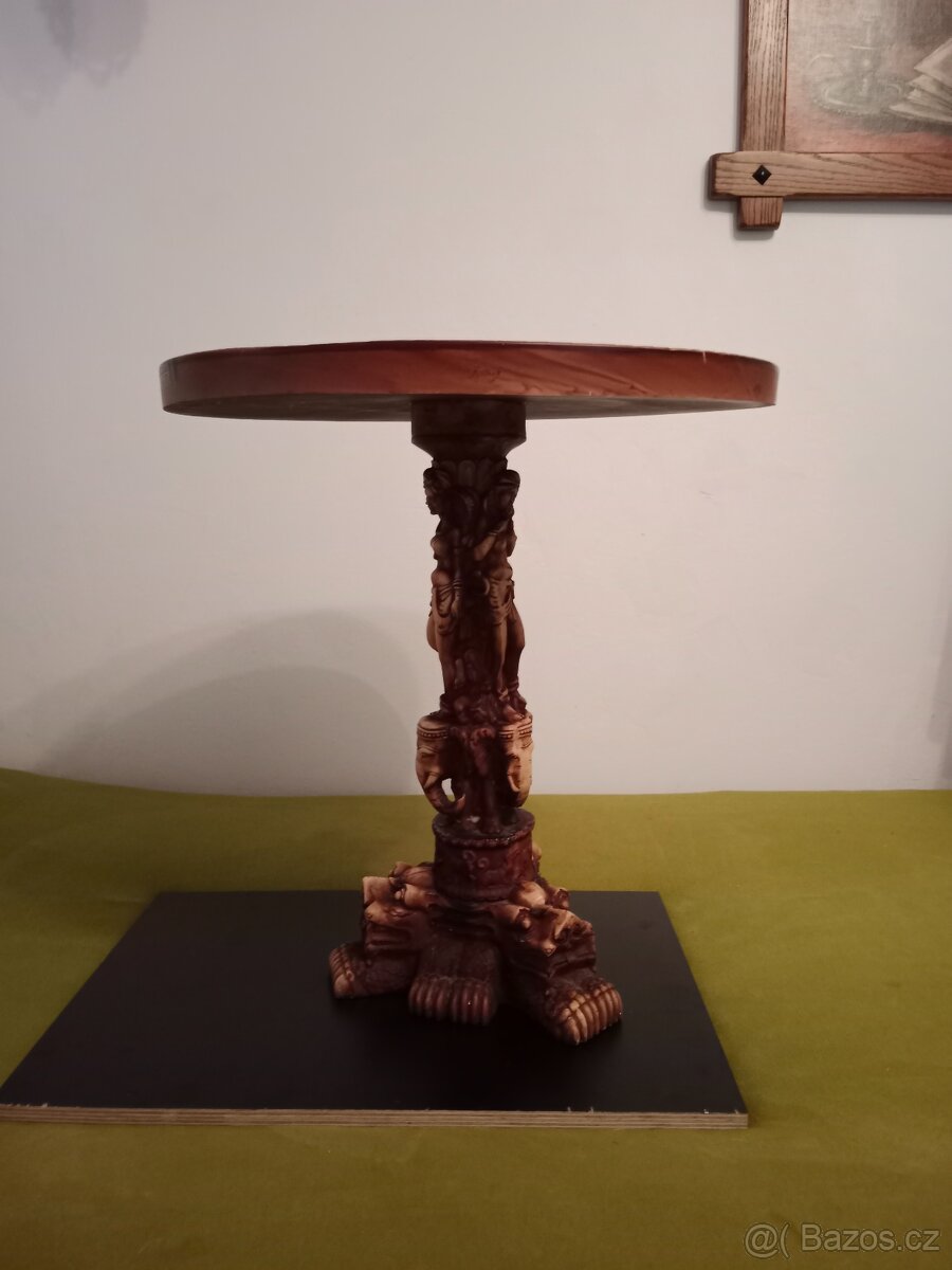 Stolek japonský historizující vyřezávaný sleva na 3990 - 4