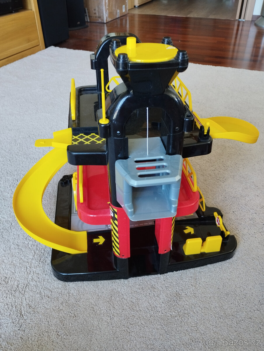 Vícepatrová garáž pro autíčka s výtahem - 4