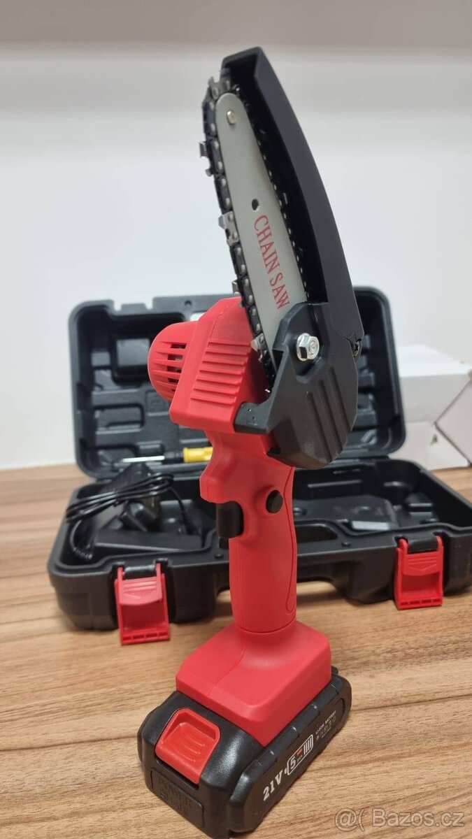 Prodám mini AKU řetězovou pilu na dřevo 21V + 2 baterky - 4